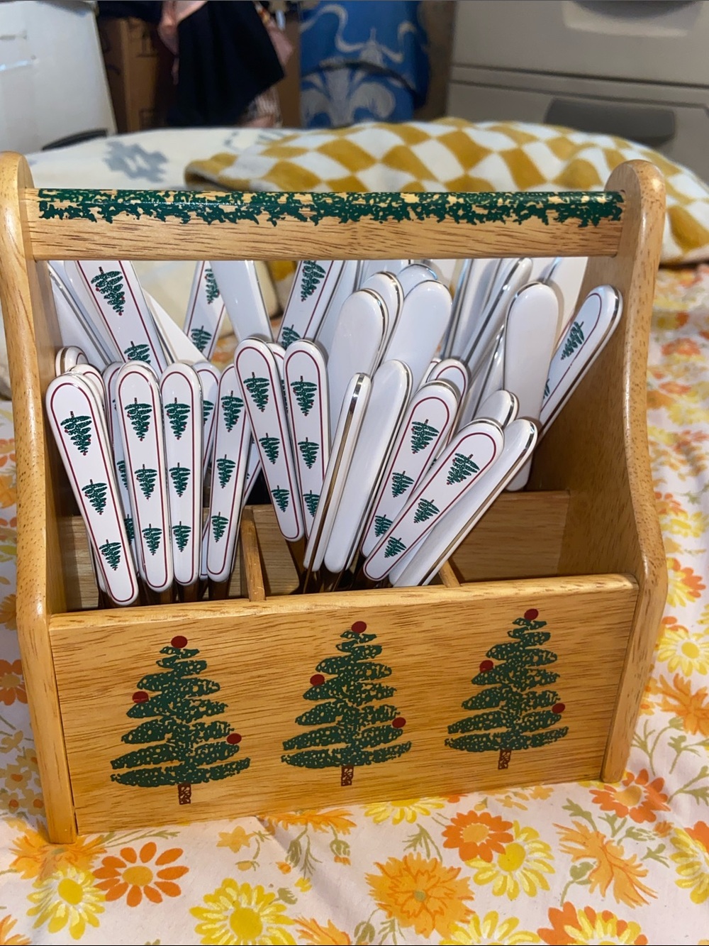 60 PC VTG CHRISTMAS TREE FLATWARE & CADDY 12 Settings LIKE NEW ONEIDA